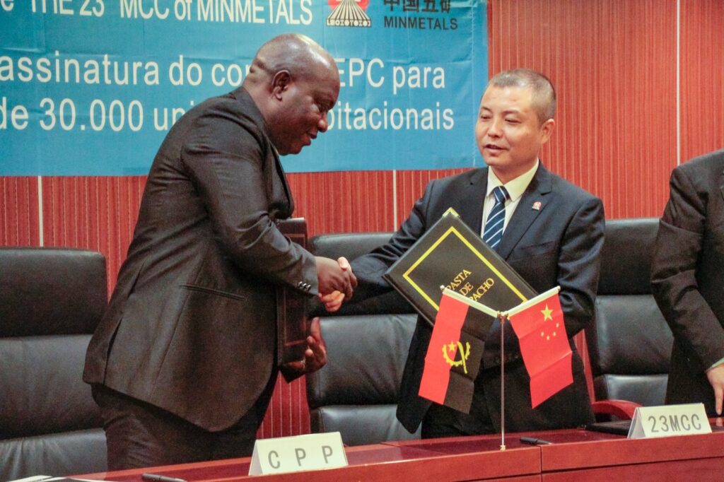 ANGOLA: Cofre de Previdência dos Professores e empresa chinesa assinam protocolo para a Construção de 100 mil fogos habitacionais para Professores